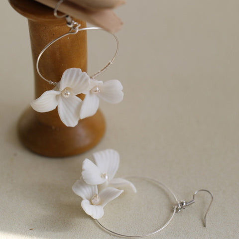 Bridal Flower Earrings Blooming Flower Hoop Earrings, Minimalist Bridesmaid Delicate Pearl Earrings Clay Earrings Floral Hoops Bead Earrings - Froppin