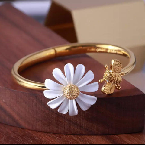 Honeybee Food Daisy Bangle, Flower Bangle Gold Daisy Bracelet, Funny Bee Charm Floral Jewelry Minimalist Bridal Flower Bracelet Gift For Her - Froppin
