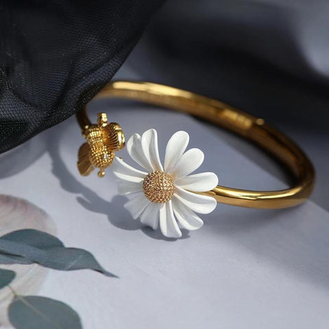 Honeybee Food Daisy Bangle, Flower Bangle Gold Daisy Bracelet, Funny Bee Charm Floral Jewelry Minimalist Bridal Flower Bracelet Gift For Her - Froppin