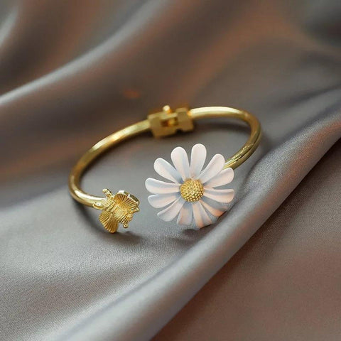 Honeybee Food Daisy Bangle, Flower Bangle Gold Daisy Bracelet, Funny Bee Charm Floral Jewelry Minimalist Bridal Flower Bracelet Gift For Her - Froppin