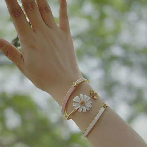 Honeybee Food Daisy Bangle, Flower Bangle Gold Daisy Bracelet, Funny Bee Charm Floral Jewelry Minimalist Bridal Flower Bracelet Gift For Her - Froppin