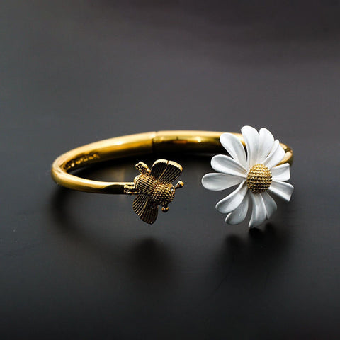 Honeybee Food Daisy Bangle, Flower Bangle Gold Daisy Bracelet, Funny Bee Charm Floral Jewelry Minimalist Bridal Flower Bracelet Gift For Her - Froppin
